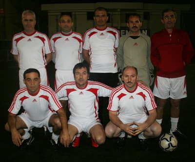 <p><font face="arial,helvetica,sans-serif" size="2"><strong>Saha:</strong> Erenler Spor Kompleksi<br /><strong>Hakem:</strong> Kadir Demir<br /><strong><font color="#333399">Zabıta 2&nbsp; Mali İşler 7</font></strong><br /><strong>Zabıta (2):</strong> Necdet Kadir İsmail İsa G&uuml;ng&ouml;r Remzi Adnan Ali Bahattin Y&uuml;cel <br /><strong>Antren&ouml;r:</strong> Kadir Şarlbalkan <br /><strong>Mali İşler (7):</strong> Muhammet Rıdvan Aydın Metin L&uuml;tf&uuml; Mustafa G&uuml;rcan &Ccedil;etin <br /><strong>Antren&ouml;r :</strong> Nuğman Şahin<br /><strong>Goller</strong>: İsa dk 4 Adnan dk 40 (Zabıta) G&uuml;rcan dk 6-45-48 Aydın dk10-49 Rıdvan dk 21&nbsp;( Mali işler) </font></p>