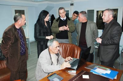 <p><font face="arial,helvetica,sans-serif" size="2"><strong>&Ouml;ZEL MAKİNE<br /><br /></strong>&Ouml;nceki g&uuml;n Arnavutluk&rsquo;tan Sakarya&rsquo;ya gelen Avrupa G&uuml;venlik ve İşbirliği Teşkilatı (AGİT) Danışmanları Jack Bell ve Frosina Bardhi ile Savunma Bakanlığı Yetkilileri Ardian Spaho ve Stavri Cipa; Kar Metal&rsquo;a bomba imhada kullanacağı uzaktan kumandalı yaklaşık 6 adet &ouml;zel makine siparişinin ardından, roket f&uuml;nye &ccedil;ıkarılması konusunda bir sistem geliştirilmesi hususunda s&ouml;zl&uuml; mutabakata varıldı ve &uuml;r&uuml;n geliştirilmesi i&ccedil;in start verildi.</font></p>