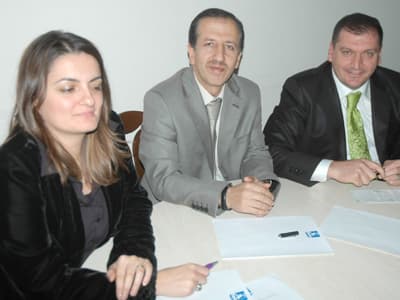 <font face="Arial" size="2">Protokol konuşmaları sonrasında &uuml;&ccedil;&uuml;nc&uuml; g&uuml;ndem maddesi olan divan se&ccedil;imine ge&ccedil;ildi. Oylama sonucunda divan başkanlığına Ziya Cevherli, &uuml;yeliğe Ali Osman Kontaş ve Ekrem Ateş se&ccedil;ildi. Divan teşekk&uuml;l&uuml;nden sonra kent konseyi y&uuml;r&uuml;tme kurulu se&ccedil;imine ge&ccedil;ildi. Se&ccedil;imde birden fazla liste olması nedeniyle se&ccedil;imin daha sağlıklı yapılabilmesi ve se&ccedil;im şeklinin net olarak belirlenmesi i&ccedil;in kent konseyi toplantısı divan tarafından 15 g&uuml;n sonraya ertelendi.</font>