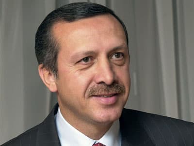 <font size="2"><font face="Arial"><strong>Başbakan Recep Tayyip Erdoğan, </strong>bayram namazını Ey&uuml;p Sultan Cami'inde kıldı. Başbakan Erdoğan'a &Ccedil;alışma ve Sosyal G&uuml;venlik Bakanı &Ouml;mer Din&ccedil;er, İstanbul Valisi Muammer G&uuml;ler ve İstanbul B&uuml;y&uuml;kşehir Belediye Başkanı Kadir Topbaş eşlik etti.<br /><br />Sabah Kısıklı'daki evinden &ccedil;ıkan Erdoğan, sabah ve bayram namazları i&ccedil;in Ey&uuml;p Sultan Camii'ne geldi. Vatandaşların yoğun ilgi g&ouml;sterdiği Erdoğan, sabah namazını ve bayram namazını burada kıldı. Erdoğan'ın namaz sonrası basın mensuplarına bayram mesajı vermesi ve g&uuml;ndemle ilgili değerlendirmeler yapması bekleniyor</font></font>