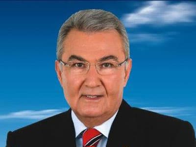 <font size="2"><font face="Arial"><strong>CHP Genel Başkanı Deniz Baykal, </strong><font color="#333399">''&Ccedil;atışmalar, s&uuml;rt&uuml;şmeler, elbette ki hayatın bir par&ccedil;ası ama bunları olabildiğince bir dostluk ve sevgi temelinde g&ouml;t&uuml;rmenin yolunu mutlaka bulabilmeliyiz''</font> dedi.<br /><br />Baykal, bayram namazını &Uuml;mitk&ouml;y Azmi Beğen Camisi'nde iki torunu ile kıldı. Torunları Ali Can ve Mehmet ile camiye gelen Baykal, namazın ardından cami &ccedil;ıkışında vatandaşlarla ve kendisini bekleyen gazeteciler ile bayramlaştı. Baykal'ın namaz kıldığı camide, vaazı eski Diyanet İşleri Başkanlarından L&uuml;tf&uuml; Doğan verdi.<br /><br />Baykal, &ccedil;ıkışta gazetecilere yaptığı a&ccedil;ıklamada, t&uuml;m İslam aleminin Kurban Bayramı'nı kutlayarak, bayramın herkesin ruhunda bir kez daha sevgi, dostluk, kardeşlik duygularının yeşermesine vesile olmasını ve bayramda bir b&uuml;y&uuml;k barış ve huzur ortamı yaratılmasını diledi.<br />Baykal, ş&ouml;yle konuştu: </font></font><font size="2"><font face="Arial"><font color="#333399">''Bayramlar, hepimizin kendimizi sorgulamamız i&ccedil;in bir fırsat olmalıdır. &Ouml;zellikle b&ouml;yle bayramlardan yola &ccedil;ıkarak birbirimize y&ouml;nelik duygularımızı arındırmalıyız, tazelemeliyiz. Sevgi ve dostluk, insanlığın en temel ihtiyacı. Her şey bunun &uuml;zerinde y&uuml;kseliyor. &Ccedil;atışmalar, s&uuml;rt&uuml;şmeler, elbette ki hayatın bir par&ccedil;ası ama bunları olabildiğince bir dostluk ve sevgi temelinde g&ouml;t&uuml;rmenin yolunu mutlaka bulabilmeliyiz. Millet&ccedil;e buna ihtiyacımız var. Umarım bu bayram b&ouml;yle bir milli ve insani yakınlaşma duygularını paylaşma fırsatı oluşturur.''<br /></font><br />Baykal, a&ccedil;ıklamasının ardından gazetecilerin sorusu &uuml;zerine, bayramın ilk g&uuml;n&uuml;n&uuml; evde ailesiyle bir arada ge&ccedil;ireceğini, ikinci g&uuml;n ise partisindeki bayramlaşma programına katılacağını s&ouml;yledi. Baykal, niyetinin bayramı baba ocağı Antalya'da ge&ccedil;irmek olduğunu ancak torunlarının eğitimi nedeniyle Ankara'da kalmayı tercih ettiklerini ifade etti.<br /><br />Daha sonra &Uuml;mitk&ouml;y'deki bir simit fırınına giden Baykal, kuyruğa girerek sıra bekledi. Sırada beklerken vatandaşlarla sohbet eden ve bayramlaşan Baykal, simit aldı. Baykal, simit fırınında &ccedil;alışanlarla da sohbet ederek, işlerin durumunu sordu. Baykal, simit fırınından &ccedil;ıkarken, gazetecilere de <font color="#333399">''Hadi siz de artık evlerinize gidin. Bayramı ailelerinizle kutlayın''</font> diye seslendi.<br /><br /><strong>MHP Genel Başkanı Devlet Bah&ccedil;eli, </strong>bayram namazını Gazi Merkez Camisi'nde kıldı. Bah&ccedil;eli, namazın ardından camiden ayrılırken, bazı vatandaşlarla bayramlaştı. <br />Devlet Bah&ccedil;eli, daha sonra eski MHP Genel Başkanı Alparslan T&uuml;rkeş'in mezarını ziyaret etti. T&uuml;rkeş'in mezarı başında partililerle dua eden Bah&ccedil;eli, karanfiller koyduğu mezarı suladı. <br />Mezarın başında n&ouml;bet tutanların bulunduğu kul&uuml;bede bir s&uuml;re kalan Bah&ccedil;eli, partililerle bayramlaştıktan sonra buradan ayrıldı. <br /><br /><strong>Eski Başbakanlardan Necmettin Erbakan, </strong>kurban bayram namazını Hamidiye Camii'nde kıldı. <br /><br />Erbakan, Kurban Bayram Namazı'nı Saadet Partisi Genel Merkezi'nin bah&ccedil;esinde bulunan Hamidiye Camii'nde kıldı. Erbakan, namaz sonrası caminin yan kapısından &ccedil;ıkarak aracına bindi.</font></font>