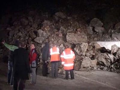 D-650 Karayoluna Dev Kayalar Yuvarlandı