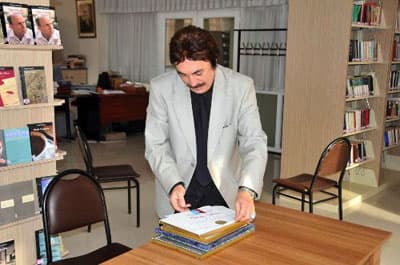 <font face="Arial" size="2" color="#000000"><strong>7 B&ouml;l&uuml;m Bitirdim</strong></font> <p><font face="Arial" size="2">Mimarlık b&ouml;l&uuml;m&uuml;n&uuml; bitirip &ccedil;alışma hayatına başladığını ifade eden Aly&uuml;z, sırasıyla Sapanca, İstanbul Bah&ccedil;elievler, Erenler ve Arifiye Belediyesi'nde &ccedil;alıştığını s&ouml;yledi.</font></p><p><font face="arial,helvetica,sans-serif" size="2">Halen Arifiye Belediyesi'nde İmar İşleri M&uuml;d&uuml;r&uuml; olarak g&ouml;rev yaptığını kaydeden Aly&uuml;z, <font color="#333399">&quot;Kendi işimle ilgili araştırmalar yapmak, konuları daha yakından incelemek i&ccedil;in daha &ccedil;ok okumayı d&uuml;ş&uuml;nd&uuml;m. Sınavlara girdim. &Ccedil;alıştığım i&ccedil;in devam etme mecburiyeti olmayan a&ccedil;ık&ouml;ğretimi se&ccedil;tim. 4 yıllık kamu y&ouml;netimi b&ouml;l&uuml;m&uuml;n&uuml; bitirdim. O bitince tekrar sınava girdim. Dış ticaret okudum. Onu bitirdikten sonra tekrar sınava girdim. Turizm ve otelcilik b&ouml;l&uuml;m&uuml;n&uuml; okudum. Sonra yeniden sınava girdim. Sağlık kurumları işletmeciliği b&ouml;l&uuml;m&uuml;n&uuml; okudum. Arkasından mahalli idarelerde &ccedil;alışan birisi olarak mahalli idareler b&ouml;l&uuml;m&uuml;n&uuml; de okumak gerektiğini d&uuml;ş&uuml;nd&uuml;m ve onu da bitirdim. En son tarım b&ouml;l&uuml;m&uuml;nde okudum. Toplam 5'i iki yıllık 2 tanesi d&ouml;rt yıllık toplam 7 b&ouml;l&uuml;m bitirdim.&quot; </font>diye konuştu.</font></p>