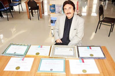 <strong><font face="Arial" size="2">&Ccedil;alışınca Oluyor</font></strong> <p><font face="Arial" size="2">Guinness Rekorlar Kitabı'na girmek i&ccedil;in T&uuml;rkiye Temsilcisi Orhan Kurul ile g&ouml;r&uuml;şt&uuml;ğ&uuml;n&uuml;, rekorlar kitabına bu konunun d&acirc;hil edilmediğini &ouml;ğrendiğini dile getiren Aly&uuml;z, Guinness T&uuml;rkiye Temsilciliği'nden T&uuml;rkiye'de kendisi gibi başka birinin &ccedil;ıkmadığını s&ouml;ylediklerini aktardı.</font></p><p><font face="arial,helvetica,sans-serif" size="2">Okumayı &ccedil;ok sevdiğini ve okumanın kendisine zor gelmediğini vurgulayan Aly&uuml;z, insanın merak edip &ouml;ğrenmeye &ccedil;alışınca her t&uuml;rl&uuml; zorluğun &uuml;stesinden geldiğini kaydetti. Okumaya artık devam etmek istemediğinin altını &ccedil;izen Aly&uuml;z , <font color="#333399">&quot;Artık birikimlerimi ve tecr&uuml;bemi &ccedil;eşitli mevkilerde faydalı olacağım bir yerde değerlendirmeyi istiyorum.&quot;</font> şeklinde konuştu.</font></p><p><font face="arial,helvetica,sans-serif" size="2">&Ccedil;evresindekilerin 7 b&ouml;l&uuml;m bitirmesine şaşırdığını belirten Aly&uuml;z, <font color="#333399">&quot;&Ccedil;evremdekiler şaşırıyor, tebrik ediyorlar. 'Biz sınavları kazanamıyoruz sen 7 &uuml;niversite bitiriyorsun' diyorlar. Ama &ccedil;alıştıktan sonra her şey oluyor.&quot;</font> ifadesini kullandı.</font></p>