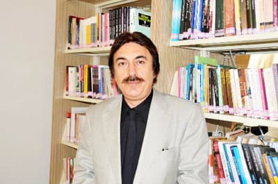 <strong><font face="Arial" size="2">Herkes Şaşırıyor</font></strong> <p><font face="Arial" size="2">Esas mesleğimiz mimarlık olduğu i&ccedil;in s&uuml;rekli araştırması gerektiğini belirten Aly&uuml;z<font color="#333399"> &quot;Mesela bir otel yapacaksın, turizm otelcilik okurken hep onu d&uuml;ş&uuml;nd&uuml;m. İşin i&ccedil;ine gireceksin, daha verimli oluyor. Kamu y&ouml;netimi b&ouml;l&uuml;m&uuml;nde devlet y&ouml;netimindeki uygulamaları daha yakından g&ouml;rd&uuml;m. İşleyişleri anlıyorum. En &ouml;nemli şey mimarlık. T&uuml;rkiye'de mimarların iş başında olması gerekir. Tertip, d&uuml;zen, intizam daha yaşanabilir bir &ccedil;evre i&ccedil;in mimarların etkin olması gerekiyor.&quot;</font> a&ccedil;ıklamasında bulundu.</font></p><p><font face="arial,helvetica,sans-serif" size="2">&Ccedil;evreyi tanımak i&ccedil;in 2008-2009 eğitim ve &ouml;ğretim yılında a&ccedil;ık&ouml;ğretim tarım b&ouml;l&uuml;m&uuml;n&uuml; okuduğunu anlatan Aly&uuml;z<font color="#333399"> &quot;İşin i&ccedil;ine girince dışarıdan bakıldığı gibi olmadığını g&ouml;rd&uuml;m. Canlıları tanıma imk&acirc;nı buldum. Hayatın bir par&ccedil;ası tarım. Hayata artık daha pozitif bakıyorum.&quot;</font> dedi.</font></p>