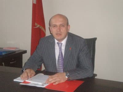 <font size="2"><font face="Arial">Yıldırım şunları s&ouml;yledi: <font color="#333399">&quot;Mevcut iktidar bu vatandaşlarımızın hayatını kolaylaştırma, onlara daha iyi imk&acirc;nlar sağlama konusunda beklentileri karşılamak bir yana, engelli vatandaşlarımızın sahip oldukları hakların daha da geriye gitmesine neden olmuştur. Bunun en &ccedil;arpıcı &ouml;rneği halen y&uuml;r&uuml;rl&uuml;kte olan &quot;Engelli Raporu Y&ouml;netmeliği&quot;dir. Mevcut y&ouml;netmelik maalesef bir&ccedil;ok engelliyi engelli saymamaktadır. Daha somut bir &ouml;rnekle ifade etmek gerekirse; daha &ouml;nce y&uuml;zde 60 &ouml;z&uuml;rl&uuml; raporu alabilen bir engelli vatandaşımız, şimdi aynı şartlarda ancak y&uuml;zde 30 engelli raporu alabilmektedir. Halbuki engelli haklarından yararlanabilmek i&ccedil;in asgari y&uuml;zde 40 engelli raporuna sahip olmak gerekmektedir. Maalesef 8.5 milyon vatandaşımızın yarısına yakını bu durumdadır ve bu y&ouml;netmeliğin mağdurudur. Yine bu yıl alınan bir kararla, kara ulaşımında engelli vatandaşlarımıza uygulanan indirim azaltılmış, bir başka kararla da g&ouml;rme engelli vatandaşlarımıza imza i&ccedil;in, şahit bulundurma şartı getirilmiştir. Bu &ouml;rnekler g&ouml;stermektedir ki; mevcut iktidarın &ouml;z&uuml;rl&uuml;ler konusundaki icraatları tıpkı diğer konularda olduğu gibi pembe vaatlerden &ouml;teye ge&ccedil;ememiştir. H&uuml;k&uuml;met icraat yapmak bir yana, kanunların kendisine y&uuml;klediği sorumluluğu bile yerine getirmemiştir. 2009 yılı verilerine g&ouml;re kamuda engellilere tahsis edilmesi gereken 51 bin kadrodan, &uuml;&ccedil;te ikisinin halen boş olması bu durumun somut bir g&ouml;stergesidir.&quot;</font></font></font>