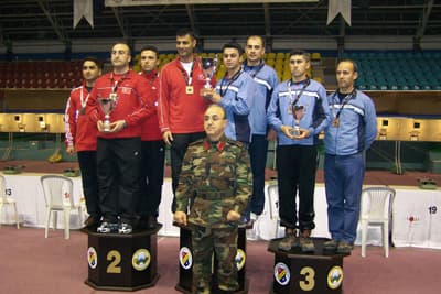 <font size="2"><font face="Arial"><strong>Finalde B&uuml;y&uuml;k &Ccedil;ekişme</strong><br /><br />B&uuml;y&uuml;k Erkekler&nbsp;Tabanca&nbsp;Atışı Finali b&uuml;y&uuml;k &ccedil;ekişme i&ccedil;inde ge&ccedil;ti.&nbsp;8 Finalist&nbsp;10&nbsp;atış yaparak&nbsp;madalya&nbsp;almaya &ccedil;alıştı. Finalistlerden&nbsp;T&uuml;rkiye ve D&uuml;nya Tabanca&nbsp;atış şampiyonu Yusuf Dike&ccedil; rakiplerini ge&ccedil;erek birinci olmayı başardı.<br /><br /><strong>İlk &Uuml;&ccedil;e Girenlere&nbsp;Madalya Verildi</strong><br /><br />Birinci g&uuml;nki&nbsp;tabanca atışlarından sonra ilk&nbsp;&uuml;&ccedil;e giren&nbsp;sporculara&nbsp;madalyaları ve&nbsp;kupaları Garnizon Komutanı&nbsp;TuğGeneral. Veli Yıldırım, Gen&ccedil;lik ve Spor İl M&uuml;d&uuml;r&uuml; &Ouml;mer Kalkan, Atıcılık ve Avcılık Federasyonu Başkanı&nbsp;Latif Aral Ali&ccedil;, Sakarya Gen&ccedil;lik ve Spor&nbsp;İl M&uuml;d&uuml;rl&uuml;ğ&uuml; Spor Şube M&uuml;d&uuml;r&uuml; B&uuml;lent&nbsp;Kasım tarafından verildi.</font></font>