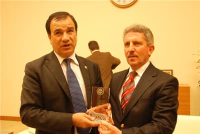 <font size="2"><font face="Arial"><strong><font color="#000000">&Ouml;z&uuml;rl&uuml;ler Yasasını Genişlettik</font></strong><br /><br />&Ouml;z&uuml;rl&uuml;ler Yasası'nda yapılan değişikliklerden de s&ouml;z eden Abdullah G&uuml;ven, <font color="#333399">&ldquo;&Ouml;z&uuml;rl&uuml;ler ile ilgili mevzuatı en iyi d&uuml;zeye getirmeye &ccedil;alışıyoruz. Eskisine oranla &Ouml;z&uuml;rl&uuml;ler Yasasını genişlettik. &Ouml;z&uuml;rl&uuml;lerimizin hayatını kolaylaştırmak i&ccedil;in elimizden geleni yapıyoruz.&nbsp; Ancak sadece mevzuatların genişletilmesi yeterli olmuyor. Sosyal bilincinde oluşturulması gerekiyor. Bunun i&ccedil;inde okullarda gerekli eğitim &ccedil;alışmaları başlattık&rdquo;</font> dedi.</font></font>