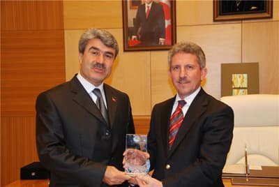 <font size="2"><font face="Arial"><strong><font color="#000000">Hep Birlikte Engelleri Aşacağız</font></strong><br /><br />Ziyaretten duyduğu memnuniyeti dile getiren Başkan Vekili Osman Aydın, bu g&uuml;ne kadar engelli vatandaşlar i&ccedil;in bir&ccedil;ok projenin geliştirilerek uygulamaya konulduğunu s&ouml;yledi. Hizmetlerin bazılarını anlatan Aydın,<font color="#333399"> &ldquo;Engelli taşıma aracımızla bir&ccedil;ok &ouml;z&uuml;rl&uuml; vatandaşımızı istedikleri yerlere bırakıyor, daha sonra evlerine getiriyoruz. Yeni otob&uuml;slerimizi engelli vatandaşlarımızın kullanabilecekleri şekilde aldık. Engellilerimizin sosyalleşmelerine katkı sağlayacak meslek edindirme kursları a&ccedil;tık. Yine engelli vatandaşlarımızın rahat hareket edebilmeleri i&ccedil;in şehrin farklı noktalarındaki 600 kaldırımda d&uuml;zenlemeler yaptık. &Uuml;st yapıyı en uygun hale getirecek &ccedil;alışmalar yaparak &ouml;z&uuml;rl&uuml; dostu binalara &ouml;rnek olacak &ccedil;alışmalar ger&ccedil;ekleştirdik. Bundan sonrada &ccedil;alışmalarımızı s&uuml;rd&uuml;receğiz. B&uuml;y&uuml;kşehir Belediyesi olarak her zaman engeli vatandaşlarımızın yanında olduk ve olmaya devam edeceğiz. Hep birlikte engelleri aşacağız&rdquo; </font>dedi.<br /><br />Başkan Vekili Osman Aydın g&uuml;n&uuml;n anısına Abdullah G&uuml;ven ve Yusuf &Ccedil;elebi'ye plaket takdim etti. Ziyarette B&uuml;y&uuml;kşehir Belediyesi Sağlık ve Sosyal Hizmetler Daire Başkanı Davut Y&uuml;ce de hazır bulundu.</font></font>