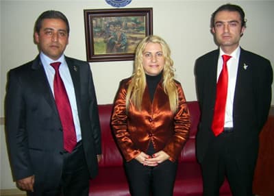 <p><font face="arial,helvetica,sans-serif" size="2"><strong>DEVLETİ SADELEŞTİRECEĞİZ</strong></font></p><p><font face="arial,helvetica,sans-serif" size="2">H&uuml;lya S&uuml;r&uuml;c&uuml; ile Detay Programına telefonla bağlanan Hak ve Eşitlik Partisi genel başkanı Osman Pamukoğlu da, milletin cebinde iki kuruş bulunmazken, Ankara'dakilerin l&uuml;ks hayat i&ccedil;erisinde ve baron gibi yaşadığını savundu. Pamukoğlu, <font color="#333399">&quot;Devleti ekonomik anlamda sadeleştirmek ve. kamu harcamalarını kontrol altına almak amacındayız. Bu m&uuml;srif devleti sadeleştireceğiz. Ve bunu pratik bir şekilde yapacağız&quot;</font> dedi.</font></p><p><font face="arial,helvetica,sans-serif" size="2"><strong>AB BİZİ YABANCI DAMAT G&Ouml;R&Uuml;YOR</strong></font></p><p><font face="arial,helvetica,sans-serif" size="2">AB&rsquo;nin partilerinden rahatsız olduğunu &ouml;ne s&uuml;ren Pamukoğlu,<font color="#333399"> &ldquo;Nedense bizden başka hi&ccedil;bir partiden rahatsız değiller. Gelişmemizi, b&uuml;y&uuml;memizi istemiyorlar. T&uuml;rkiye&rsquo;ye talimat vermeye alışmışlar. Parti olarak AB&rsquo;ni mahkemeye verdik&rdquo;</font> dedi.</font></p><p><font face="arial,helvetica,sans-serif" size="2">&Uuml;lke genelinde d&uuml;zenledikleri milli uyanış mitinglerinde katılımın az oluşunu &ouml;n plana &ccedil;ıkartan medya kuruluşlarını da eleştiren Pamukoğlu, <font color="#333399">&ldquo;Sayılara takılıp kalmışlar. Katılımın &ccedil;ok olduğu mitingleri anlatmıyorlar. G&ouml;z kapatıyorlar, kulak kapatıyorlar. Bize d&uuml;şmanca davrananlar cevabını da b&ouml;yle alırlar&rdquo;</font> şeklinde konuştu.</font></p>