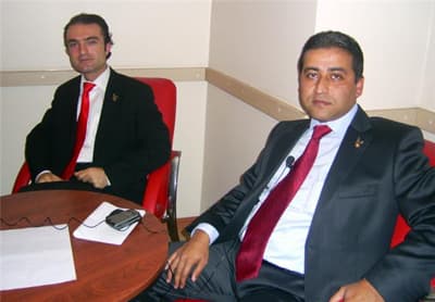 <p><font face="arial,helvetica,sans-serif" size="2"><strong>İDAM GERİ GELECEK</strong></font></p><p><font face="arial,helvetica,sans-serif" size="2">Bir soru &uuml;zerine idam konusuna değinen MYK &uuml;yesi Cemal Direk, &ldquo;İdam programımızda net yazılı. Ter&ouml;r ve &ouml;rg&uuml;tsel su&ccedil;larda idam geri getirilecek. T&uuml;rk hakimleri beraatle m&uuml;ebbet arasında kalmayacak. &Ccedil;&uuml;nk&uuml; bu Amerikada uygulanan ceza. Avrupa da geri getirecek. Lizbon&rsquo;da da bu konuşuldu. İdamın mutlaka uygulanması gerekir. Ter&ouml;ristler bomba patlatıp bir veya birden fazla insanı &ouml;ld&uuml;r&uuml;yorsa, idam ile de ona gerekli ceza verilmelidir diye d&uuml;ş&uuml;n&uuml;yorum&rdquo; dedi. Direk son olarak, &ldquo;Pamukoğlu Parti genel başkanı değil, liderdir. Bug&uuml;nk&uuml; lider denilen kişiler halen cambazlık yapıyor. T&uuml;rk milleti uyandı, Pamukoğlu&rsquo;nun farkında. Gen&ccedil;ler ve kadınlar bize tevecc&uuml;h g&ouml;steriyor&rdquo; şeklinde konuştu.</font></p><p><font face="arial,helvetica,sans-serif" size="2"></font></p><p><font face="arial,helvetica,sans-serif" size="2">Haber H&uuml;lya S&uuml;r&uuml;c&uuml;</font></p>