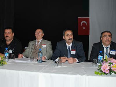 <p><font face="arial,helvetica,sans-serif" size="2"><strong>T&Uuml;KETİCİYE DAHA İYİ HİZMET</strong></font></p><p><font face="arial,helvetica,sans-serif" size="2">Yeni hazırlanmakta olan E-Devlet projesinin 1 Ocak 2010 tarih itibariyle otomotiv sekt&ouml;r&uuml;nde yeni bir &ccedil;ağ a&ccedil;acağını ifade eden Kocaeli Trafik M&uuml;şavirleri Odası Başkanı B&uuml;lent Aydın; <font color="#333399">&ldquo;Yıllarca kalkmasını talep ettiğimiz noter satışlarının 2010 başı itibariyle kaldırılması, b&uuml;rokratik işlemlerini tamamen ortadan kaldırmaktadır. Aynı zamanda, otomotiv sekt&ouml;r&uuml;nde, kayıt dışının kalkmasını da sağlamış olacaktır. T&uuml;rkiye Trafik M&uuml;şavirleri Federasyonu olarak, yetkililerle yaptığımız toplantılar neticesinde, yeni uygulamayla ilgili, t&uuml;keticiye daha iyi hizmet verebilmek amacıyla, federasyon olarak 81 il ve il&ccedil;elerinde bulunan 6 bin 347 vergi m&uuml;kellefin 20 bin istihdamı olan Trafik M&uuml;şaviri y&ouml;neticilerine, bu konuda bilgilendirme toplantısı tertipledik. E-İmza hayatımızın bir par&ccedil;ası olacaktır. &Ccedil;&uuml;nk&uuml;, E-imza, mesleğimiz i&ccedil;in &ccedil;ok &ouml;nemli bir unsurdur. Mesleğimize, her konumda sahip &ccedil;ıkmalıyız.&rdquo;</font> diye konuştu.</font></p>