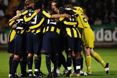 <p><font face="arial,helvetica,sans-serif" size="2"><strong>FUTBOLU KONUŞMAK ZOR</strong> <br />Gece kul&uuml;plerinden toplanılan oyuncuların durumu ortada. Aklı gitmekte olanları tutma &ccedil;abaları dorukta. Takım i&ccedil;inde kavgalar moda oldu. Yerli-yabancı ayrımı dillerde. Tek su&ccedil;lu g&ouml;sterilen medyayla uğraşmak en b&uuml;y&uuml;k hobi... Bu arada F.Bah&ccedil;e'yi yeniden ayağa kaldırmak i&ccedil;in bir şey yapıldığını g&ouml;ren yok. 3 hafta &uuml;st &uuml;ste kaybeden sarı-lacivertlilerde artık futbol adına konuşulacak konu giderek azalıyor... Sıkıntı mantalite ve ruh eksikliğine d&ouml;nd&uuml;... Tedavinin şart olduğu noktaya gelindi...</font></p><p><font face="arial,helvetica,sans-serif" size="2"><strong>ARAGONES İLE İKİ PUAN KALDI<br /></strong>Daum y&ouml;netiminde tarihi bir başlangı&ccedil;la 8'de 8 yapan Fenerbah&ccedil;e, ge&ccedil;en sezonki 8 ma&ccedil;ta 12 puanı ikiye katlamıştı. Fenerbah&ccedil;e, bu seriden sonra ligdeki 7 ma&ccedil;ından birini (Ankaraspor) h&uuml;kmen kazandı. Diğer 6 karşılaşmada sadece Galatasaray'ı devirdi; d&ouml;rt yenilgi ve bir beraberlik le 14 puan kaybederek tarihin en iyi başlangıcı sonrası 15 haftada 31 puanda kaldı. Aragones ile yapılan en k&ouml;t&uuml; başlangı&ccedil; sonrası sarı-lacivertlilerin 15 haftada 29 puanı vardı. Bu kayıplar bug&uuml;n Galatasaray, Bursa ve Kayseri'ye liderlik şansı verdi. </font></p>