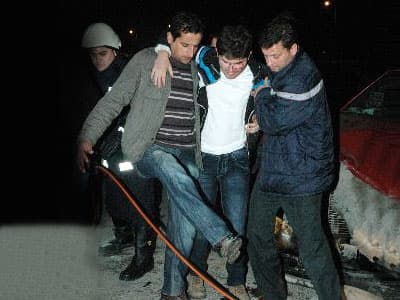 <font face="Arial" size="2"><strong>Yaralılar Hastaneye Kaldırıldı</strong><br /><br />İlk m&uuml;dahaleleri olay yerinde yapılan yaralılar, ambulanslarla Sakarya Eğitim ve Araştırma Hastanesi ile Sakarya Yenikent Devlet Hastanesi'ne kaldırıldı. Yaralıların sağlık durumlarının iyi olduğu &ouml;ğrenildi. &Ouml;te yandan, kaza yapan ara&ccedil;ların &ccedil;ekici ile olay yerinden kaldırılmasının ardından cadde trafiğe a&ccedil;ıldı.</font>