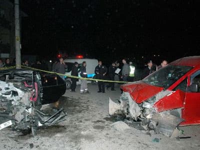 Otomobilde Sıkışan Sürücü Güçlükle Çıkartıldı