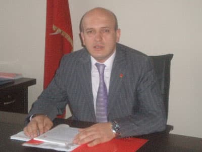 <p><font face="arial,helvetica,sans-serif" size="2">Kadınların İstiklal Savaşında da, Cumhuriyet'in kuruluşunda da, &uuml;lkenin &ccedil;ağdaş uygarlık seviyesinin &uuml;zerine &ccedil;ıkarılma m&uuml;cadelesinde de hep aktif olduklarını belirten Yıldırım, ş&ouml;yle konuştu:<br /><br /><font color="#333399">''Cumhuriyetimizin ilk yıllarında bile kadınlarımız siyasi ve medeni haklar bakımından ihmal edilmemiş, sosyal ve siyasal hayatın &ouml;nemli bir par&ccedil;ası olarak g&ouml;r&uuml;lm&uuml;şt&uuml;r. T&uuml;rkiye'nin kuruluş m&uuml;cadelesinde, Cumhuriyetin kuruluş aşamasında kadınlarımız can siperane şekilde her t&uuml;rl&uuml; fedakarlıkta bulunmuşlardır. Cumhuriyetten bu yana T&uuml;rkiye'nin kalkınmasında, &ccedil;ağdaşlaşmasında, T&uuml;rkiye'nin medeni d&uuml;nyanın &ouml;nemli bir temsilcisi haline gelmesinde &ccedil;ok &ouml;nemli roller &uuml;stlenmişlerdir. Toplum ahlakında &ouml;nemli yeri olan kadının y&ouml;netime girmesi ile toplumun ahlakını daha da g&uuml;zelleştireceği kanaatindeyiz. </font></font><font face="arial,helvetica,sans-serif" size="2"><font color="#333399">Onların dahil edilmediği, dışlandığı bir d&uuml;nya şefkat ve merhamet duygularından yoksun kalır. Ucuz iş g&uuml;c&uuml; olarak g&ouml;r&uuml;ld&uuml;ğ&uuml; d&uuml;nya adil bir d&uuml;nya değildir. Kadının meta haline getirildiği bir d&uuml;nya insani değildir. Onun i&ccedil;in diyorum ki, kadınsız siyaset, kadınsız demokrasi, kadınsız y&ouml;netim sadece kadınlar i&ccedil;in değil, b&uuml;t&uuml;n toplum i&ccedil;in eksikliktir, hem de b&uuml;y&uuml;k bir adaletsizlik ve haksızlıktır.''</font> <br /><br />Yıldırım, kadının eğitimden, &uuml;retimden, iş g&uuml;c&uuml;nden, toplumdan, adaletten, siyasetten dışlanması, toplumsal s&uuml;re&ccedil;lerin, demokratik mekanizmaların dışında tutulmasının, toplumun g&uuml;c&uuml;n&uuml;n yarısını yok etmek ve yok saymak anlamına geleceğini belirterek, b&uuml;t&uuml;n bunların &ouml;tesinde daha da temelde kadının ikincil plana itilmesinin aile kurumuna adeta darbe anlamı taşıyacağını vurguladı. </font></p>