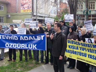 <font size="3"><p align="justify"><font face="arial,helvetica,sans-serif" size="2">Kızıltepe, sonrasında s&ouml;z&uuml; &Ouml;zg&uuml;r-Der Genel Başkan Yardımcısı Kenan Alpay&rsquo;a bıraktı. Alpay da alınan bu kararla T&uuml;rkiye&rsquo;deki hukuk sisteminin askeri vesayetin uzantısı olduğunun, darbeci d&uuml;zenin devamına ilişkin &ccedil;alıştığının bir kez daha g&ouml;zler &ouml;n&uuml;ne serildiğini belirterek, bu duruma karşı herkesi sorumluluk almaya, bu zihniyeti deşifre etmeye, haklarına ve değerlerine sahip &ccedil;ıkmaya &ccedil;ağırdı. </font></p><p align="justify"><font face="arial,helvetica,sans-serif" size="2"></font></p><p align="justify"><font face="arial,helvetica,sans-serif" size="2">Alpay&rsquo;ın konuşmasının ardından basın a&ccedil;ıklamasını okumak &uuml;zere SABED başkanı &Ouml;mer Sevim s&ouml;z aldı. Sevim a&ccedil;ıklamasına Danıştay&rsquo;ın kararını tanımayarak, gerek meydanlardan, gerekse gazete, dergi ve diğer yayın organlarından bu hukuksuzluğa sessiz kalmayan t&uuml;m duyarlı insanları selamlayarak başladı. Sevim, a&ccedil;ıklamasının devam eden b&ouml;l&uuml;mlerinde Danıştay&rsquo;ın kararıyla birlikte, Ece Nur &Ouml;zer &ouml;zelinden M&uuml;sl&uuml;man kadının kimliği olan baş&ouml;rt&uuml;s&uuml;ne karşı uygulanan yasak, ikna ve s&uuml;rg&uuml;n politikalarını protesto etti.</font></p></font>