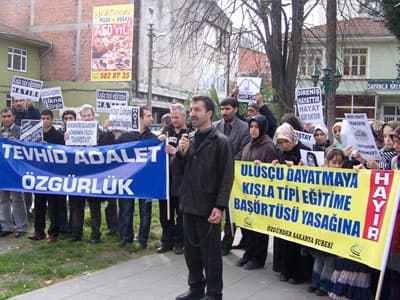 <p><font face="arial,helvetica,sans-serif" size="2">Eylemde <font color="#333399">&ldquo;Tevhid Adalet &Ouml;zg&uuml;rl&uuml;k&rdquo;</font> ve <font color="#333399">&ldquo;Ulus&ccedil;u Dayatmaya, Kışla Tipi Eğitime, Baş&ouml;rt&uuml;s&uuml; Yasağına HAYIR!&rdquo;</font> pankartları a&ccedil;an katılımcılar, eylem boyunca <font color="#333399">&ldquo;Danıştay; Halkın İradesini &ldquo;Kafes&rdquo;leyemez !&rdquo;, &ldquo;Katsayı Zulm&uuml;ne Baş&ouml;rt&uuml;s&uuml; Yasağına HAYIR!&rdquo;</font>,<font color="#333399"> &ldquo;Brifingli Yargının Kararını Tanımıyoruz; Katsayı Zulm&uuml;ne HAYIR!&rdquo;</font>, <font color="#333399">&ldquo;Baş&ouml;rt&uuml;s&uuml; A&ccedil;ılımı: Ya İkna, Ya S&uuml;rg&uuml;n&rdquo;</font>,<font color="#333399"> &ldquo;Ece Nur&rsquo;lar Baş&ouml;rt&uuml;s&uuml;yle Okumalı, Kimliğiyle Varolmalıdır&rdquo;</font>,<font color="#333399"> &ldquo;Ece Nur&rsquo;a Sahip &Ccedil;ık!&rdquo; </font>ve<font color="#333399"> &ldquo;B&uuml;rokratik Oligarşinin G&ouml;r&uuml;nen Y&uuml;z&uuml;:Danıştay&rdquo;</font> vb. d&ouml;vizler taşıdılar. Eylemde<font color="#333399"> &ldquo;Zulme Karşı Omuz Omuza&rdquo;</font>, <font color="#333399">&ldquo;Danıştay Halkı Kafesleyemez&rdquo;</font> ve <font color="#333399">&ldquo;Yaşasın İslami Direnişimiz&rdquo;</font> sloganları atıldı.</font></p><p><font face="arial,helvetica,sans-serif" size="2">Basın a&ccedil;ıklamasının tam metni:</font></p><p><font face="arial,helvetica,sans-serif" size="2">Sapanca Bilgi Eğitim Dayanışma Derneği (SABED) Aralık ayı basın a&ccedil;ıklaması<br /></font></p>