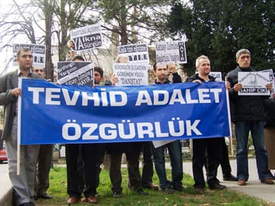 <font face="Arial" size="2">Bildiğimiz gibi meslek liselerine, &uuml;niversiteye ge&ccedil;iş sınavında koyulan katsayı engeli 28 Şubat darbe s&uuml;recinin zorbaca uygulamalarından sadece bir tanesidir. Yasağın asıl hedefi ise hi&ccedil; kuşku yok ki imam-hatip liselerinde okuyan&nbsp; kardeşlerimizdir. Danıştay, burada &ouml;yle dikkatli davranmıştır ki; katsayı engelini aşmak isteyen baş&ouml;rt&uuml;l&uuml; &ouml;ğrenciler son sınıfta a&ccedil;ık liselere ge&ccedil;meye başlayınca bunun &ouml;n&uuml;ne de ge&ccedil;miştir. Yine bildiğimiz gibi o g&uuml;nlerde Danıştay, başka bir skandala daha imza atarak&nbsp; baş&ouml;rt&uuml;l&uuml; bir &ouml;ğretmeni <font color="#333399">&quot;k&ouml;t&uuml; &ouml;rnek&quot;</font> olarak g&ouml;stermiş ve başarabilse baş&ouml;rt&uuml;s&uuml;n&uuml; sokaklarda&nbsp; bile yasaklama niyetinde olduğunu a&ccedil;ığa vurmuştur.</font>