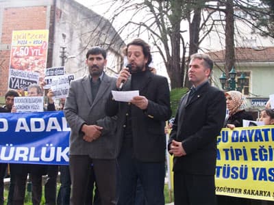 <font face="arial,helvetica,sans-serif" size="2">Yine&nbsp; bildiğimiz gibi aynı d&ouml;nemde Danıştay'a m&uuml;racaat ederek katsayı adaletsizliğini sorgulayan velilere Y&Ouml;K&rsquo;e başvurmaları salık verilmiştir. &Ccedil;&uuml;nk&uuml; o zamanlar Y&Ouml;K darbe geleneğini ve h&acirc;kimiyetini eksiksiz s&uuml;rd&uuml;r&uuml;yordu. Daha sonra eğilimler değişti, darbeciler ve yasak&ccedil;ılar pasifize oldu ve Y&Ouml;K'ten katsayı adaletsizliğini ortadan kaldıran bir karar aldı. Bunun &uuml;zerine Danıştay daha &ouml;nce almış olduğu kararı hi&ccedil;e sayarak <font color="#333399">&quot;Eğitimde b&uuml;t&uuml;nl&uuml;ğ&uuml;n bozulduğu&quot;</font> uydurmasıyla adaleti ve hakkaniyeti hi&ccedil;e sayarak bu karar alındı.Oysa gencecik evlatlarımızın geleceklerine ipotek koymak ve sınavlarda zulme uğratmak hi&ccedil; kimsenin hakkı değildir. Halkın adına kullandıkları yetkileri, halkın inan&ccedil;larına, haklarına ve &ouml;zg&uuml;rl&uuml;klerine y&ouml;nelik bir dayatma ve baskı aracına&nbsp; d&ouml;n&uuml;şt&uuml;rmek de kimsenin hakkı değildir.<br /><br />Bunlar bunu ilk defa yapmıyorlar; 28 Şubat g&uuml;nlerinde tankları halkın &uuml;zerine y&uuml;r&uuml;tenler baş&ouml;rt&uuml;l&uuml; kızları &uuml;niversitelerden uzaklaştıranlar topyek&uuml;n savaş &ccedil;ığlıkları atan tuzu kuru kartelci medya artıkları bu oyunları daha &ouml;nce de yaptılar. Silivri&rsquo;de yargılananlar bunların belki binde biri yani buzdağının g&ouml;r&uuml;nen y&uuml;z&uuml; belki de !<br /></font>