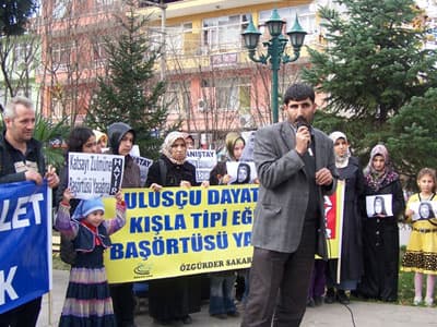 <font face="arial,helvetica,sans-serif" size="2">Bunlar daha &ouml;nce bir &ccedil;ok yerde bir &ccedil;ok defa ortaya &ccedil;ıktılar.Toplumun her kesimini, esnaf - memur demeden fişlediler, insanlarını potansiyel olarak kendilerinin karşısında g&ouml;rd&uuml;ler, hayatın her alanına m&uuml;dahale ettiler. Bazen duruma g&ouml;re&nbsp; camilerin mahyalarında ortaya &ccedil;ıktılar, bazen 12 yaşındaki Ecenur'u baş&ouml;rt&uuml;s&uuml; nedeniyle s&uuml;rg&uuml;n ettiler, bazen sivil toplum kuruluşlarına tahsis edilmesi gerek salonları işlerine gelmediği i&ccedil;in tahsis etmediler, bazen de pimi &ccedil;ekilmiş el bombasını askerin eline verdiler.Her t&uuml;rl&uuml; ortamı kendi keyiflerine g&ouml;re kullanabilmenin hesabından başka bir şey bilmeyen bu zihniyet aslandan ka&ccedil;an yaban eşeğinden farksızıdır.</font>