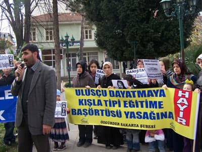 <font face="Arial" size="2">Biz Sapanca&rsquo;lı M&uuml;sl&uuml;manlar olarak bu adaletsizliğin karşısında olduğumuzu bir kez daha belirtirken Danıştay&rsquo;ın bu hukuksuz kararının ancak ve ancak kendisine zarar vereceğini bilmesini istiyoruz. Halkımız bu oyunların artık farkındadır ve bunlara pabu&ccedil; bırakacak değildir. Bu halkı alınan her karara boyun eğecek yığınlar olarak g&ouml;renler yanıldıklarını anlayacaklardır. Kendi halkının zararı i&ccedil;in hukuksuzluklara imza atanlar kendilerini nerede g&ouml;rmektedirler.Adaletsizliği ve hukuksuzluğu&nbsp; okuyup durdukları&nbsp; bir kitapları mı var?</font>