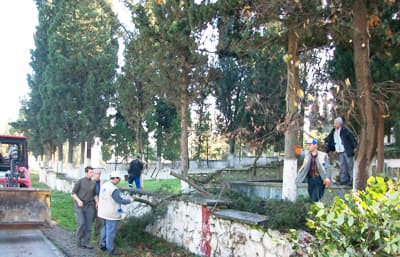 Mezarlıklar Baştan Başa Temizleniyor, Düzenleniyor