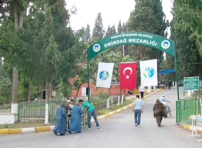 Mezarlıklar Baştan Başa Temizleniyor, Düzenleniyor