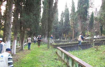 Mezarlıklar Baştan Başa Temizleniyor, Düzenleniyor