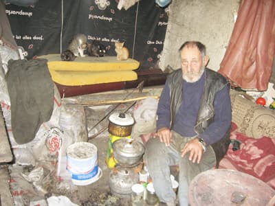 Derme Çatma Bu Barakada Yaşam Mücadelesi Veriyor