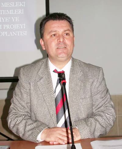 <p><font face="arial,helvetica,sans-serif" size="2">Bu arada Adapazarı Fatih Teknik ve End&uuml;stri Meslek Lisesi'nin hazırladığı 'AB &Uuml;lkelerindeki Mesleki Sertifikasyon Sistemlerinin Araştırılıp T&uuml;rkiye'ye Adaptasyonu' adlı proje de sağlıklı sertifikalandırmaya katkı sağlayacak. AB Eğitim ve Gen&ccedil;lik Programı Merkezi Başkanlığı Eğitim ve K&uuml;lt&uuml;r Hayat Boyu &Ouml;ğrenme Programı &ccedil;er&ccedil;evesinde 2 bin 900 proje arasından se&ccedil;ilen proje kapsamında &ouml;ğretmenlerden oluşan bir heyet Almanya'da mesleki eğitim kursları ve sertifikaları veren kurumları inceledi.</font></p><p><font face="arial,helvetica,sans-serif" size="2">Proje ile ilgili bilgi veren Okul M&uuml;d&uuml;r&uuml; Arif T&uuml;rkyılmaz, inceleme gezisinin raporlanacağını ve mesleki eğitim ve sertifika veren t&uuml;m kurumlarla paylaşılacağını s&ouml;yledi.</font></p><p><font face="arial,helvetica,sans-serif" size="2">T&uuml;rkyılmaz, proje ile ulusal ve uluslararası d&uuml;zeyde sanayicinin ihtiya&ccedil; duyduğu kalifiye iş g&uuml;c&uuml;n&uuml;n sağlıklı ve donanımlı yetiştirilmesini hedeflediklerini ifade ederek &quot;Bu proje ile daha g&uuml;venilir ve daha şeffaf mesleki belgelendirme anlayışının gelişmesini arzuluyoruz. Ayrıca rekabet edebilmeyi ve girişimciliği, yeni istihdam fırsatları a&ccedil;ısından da mesleki eğitimin yenileşme s&uuml;recinin desteklenmesini ama&ccedil;lıyoruz. &quot; diye konuştu.</font></p>