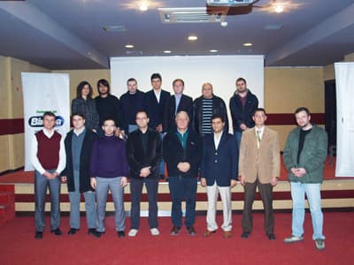 <p><font face="arial,helvetica,sans-serif" size="2">&Uuml;&ccedil; gen&ccedil; girişimcinin kurduğu bu akademinin amacı bilgi tekelciliğini ortadan kaldırıp bilgiyi paylaşmak ve doğru bilgiler ile donanımlı bir teknik eleman yetiştirmek olarak a&ccedil;ıklandı. <br /><br />&ldquo;Birfikir = Biridea&rdquo; ile ortaya &ccedil;ıkan akademide<font color="#333399">&nbsp;&quot;Makine M&uuml;hendisliği Eğitimleri, Elektrik-Elektronik M&uuml;hendisliği Eğitimleri, İnşaat M&uuml;hendisliği Eğitimleri ve Mimarlık Eğitimleri.&rsquo;&rsquo;</font> verilecek.<br /><br />Bu arada 12 &uuml;niversiteden akademik &uuml;nvana sahip eğitmenlerin bulunduğu akademi ge&ccedil;tiğimiz g&uuml;n yaptığı bir davetle ilk mezunlarını verdi. İlk etapta 53 kişi mezun oldu. Akademiye katılmak isteyenler kredi kartı ve taksit imk&acirc;nı ile de &ouml;demelerini yapabiliyor. </font></p>
