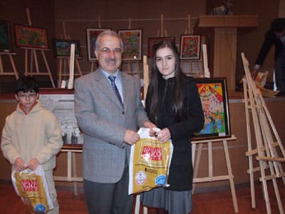 <strong><font face="Arial" size="2">&Ouml;d&uuml;l T&ouml;reni</font></strong> <p><font face="Arial" size="2">Valilik Toplantı Salonu&rsquo;nda d&uuml;zenlenen t&ouml;rende &ouml;ğrencilere &ouml;d&uuml;llerini; İl Milli Eğitim M&uuml;d&uuml;r&uuml; Murat Yazıcı, Şube M&uuml;d&uuml;rleri Hamdi &Uuml;nal, Zafer Levent Soyhan, &Ouml;zel Şahin İlk&ouml;ğretim Okulu M&uuml;d&uuml;r&uuml; Turan Işık, Yunus &Ccedil;iloğlu Kız Teknik ve Meslek Lisesi M&uuml;d&uuml;r&uuml; Ayla Kodalak, Hendek Cumhuriyet İlk&ouml;ğretim Okulu M&uuml;d&uuml;r&uuml; Muammer &Ccedil;elebi, &Ouml;SEK İlk&ouml;ğretim Okulu M&uuml;d&uuml;r&uuml; İsmail G&uuml;m&uuml;şsuyu, Erenler Yeşiltepe İlk&ouml;ğretim Okulu M&uuml;d&uuml;r&uuml; H&uuml;seyin Mutlu ve İl Milli Eğitim K&uuml;lt&uuml;r Koordinat&ouml;r&uuml; Cengiz &Ouml;zer verdi.</font></p>