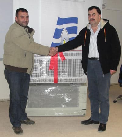 <font face="arial,helvetica,sans-serif" size="2">28 Eyl&uuml;l 2009 tarihinde başlayan ve 18 Aralık 2009 tarihinde sone erecek olan &ldquo;AGDAŞ&rsquo; dan KAZANDIRAN KAMPANYA&rdquo;da ilk talihliler, 5 adet NOKİA cep telefonu, 9 adet FUJİYAMA DOĞALGAZ SOBASI, 8 adet DİAS DOĞALGAZ SOBASI, ve 5 adet 1000 m3 BEDAVA DOĞALGAZ hediyelerini AGDAŞ toplantı salonunda yapılan t&ouml;renle teslim aldılar. <br /><br />AGDAŞ y&ouml;netim kurul &uuml;yesi Sedat Aras, Pazarlama ve M&uuml;şteri İlişkileri M&uuml;d&uuml;r&uuml; M&uuml;cahit Alkan, İ&ccedil; tesisat M&uuml;d&uuml;r&uuml; G&ouml;khan Hoş, Yatırım M&uuml;d&uuml;r&uuml; Sel&ccedil;uk Ergene ve İşletme M&uuml;d&uuml;r&uuml; Ayhan Tanrıverdi'den hediyelerini teslim alan talihliler AGDAŞ m&uuml;şterisi olmaktan mutluluk duyduklarını, doğalgaz kullanımına ge&ccedil;erken aynı zamanda kampanya fırsatını ka&ccedil;ırmayarak hediye kazanmanın mutluluğunu yaşadıklarını belirtiler. </font>