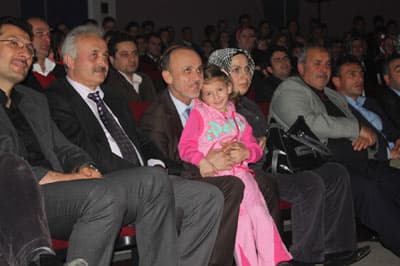 <font face="Arial" size="2">350 kişinin izlediği sirke belediye personeli ve aileleri ilgi g&ouml;sterirken, Erenler Belediye Başkanı Cavit &Ouml;zt&uuml;rk, AK Parti İl Başkan Yrd. Ali İhsan Yavuz, AK Parti Erenler İl&ccedil;e Başkanı Osman Hira, Erenler Belediye Başkan yardımcıları Osman Aydın, Ali Akdeniz, Erenler Belediyesi Meclis &uuml;yeleri ve personel yakınları da T&uuml;rkiye Sirki'ni heyecanla izlediler.</font>