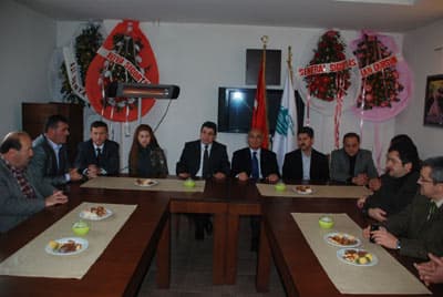 <p><font face="arial,helvetica,sans-serif" size="2">SYKD binasında ger&ccedil;ekleşen iki derneğin g&ouml;r&uuml;şmesinde, Sakarya i&ccedil;in birlik ve beraberlik mesajları verildi. <br /></font><font face="arial,helvetica,sans-serif" size="2"><br />M&Uuml;SİAD &Uuml;yesi gen&ccedil; işadamı C&uuml;neyt Demir&rsquo;in SYKD Başkanı olmasının kendilerine gurur verici olduğunu ifade eden M&Uuml;SİAD Şube Başkanı Necati Atalay, Demir ve gen&ccedil; y&ouml;netimine başarılı &ccedil;alışmalarının devamını diledi. M&Uuml;SİAD olarak, SYKD ile birlikte Sakarya i&ccedil;in bir &ccedil;ok &ccedil;alışma i&ccedil;inde olabileceklerini de dile getiren Atalay, şehrin geleceği i&ccedil;in sivil toplum &ouml;rg&uuml;tlerinin, birlikte hareket etmesi gerektiğinin &ouml;nemine değindi.</font></p>