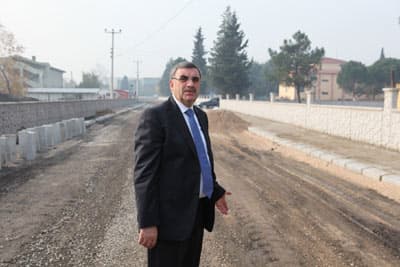 <font face="Arial" size="2">Erenler'de yapımı devam eden yeni hayvan pazarını da gezen Başkan To&ccedil;oğlu,&nbsp; hayvan pazarının şehir dışına alınmasının gerek g&ouml;rsellik y&ouml;n&uuml;nden gerekse hijyenik a&ccedil;ıdan faydalı olacağını belirtti. Temel atmanın tamamlanmasının ardından idari binanın yapımına ge&ccedil;ileceğini belirterek, &ldquo;<font color="#333399">&Ouml;n&uuml;m&uuml;zdeki yıllarda tamamlanacak olan yeni hayvan pazarıyla hayvan satışı yapan esnaflarımızda, kurban alacak olan vatandaşımızda şehrin karmaşasından ve sıkışıklılığından kurtulmuş olacak</font>&rdquo; dedi.</font>