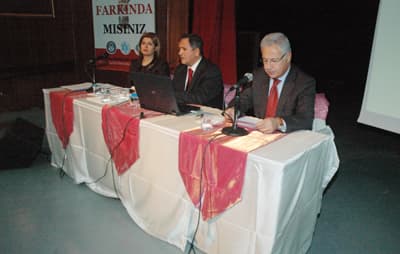 <font face="Arial" size="2">Vali Yardımcısı Muammer Aksoy ise, halkın dilde kullandığı insan hakları kavramıyla bilimsel literat&uuml;rde kullanılan insan hakları kavramının birbirlerinden farklı kavramlar olduğunu ifade ederek, &quot;İnsan hakları kavramını iki ayrı kapsamda değerlendirmeli. Birincisi dildeki kullanım şekli. İnsan haklarını ilk duyduğumuzda anladığımız her şey. İkincisi ise bilimsel şekli. İnsan hakları kavramının bilimsel y&ouml;n&uuml; dilde kullandığımızla birebir &ouml;rt&uuml;şm&uuml;yor. Bilimde insan hakları kavramına daha farklı &ouml;zellikler y&uuml;kleniyor. Bireylerin tek başına yetemediği imkanları sağlasın diye kurduğu devlet bireyin devrettiği hakları bireye karşı kullanır olmuş, bireye zarar verir hale gelmiş. Buna sosyal bilimciler 'canavar' diyor. Devlet canavarlaştı, ona karşı bizi koruyacak m&uuml;esseseye ihtiya&ccedil; vardır. Bu noktada bilimsel olarak insan hakları kavramı ortaya &ccedil;ıktı. Bilimsel anlamda insan hakları, bireylerin devlete devrettiği yetkinin devlet tarafından bireye karşı istismar edilmesi noktasında, bireylerin hakkını koruyacak m&uuml;essesedir&quot; dedi. </font>