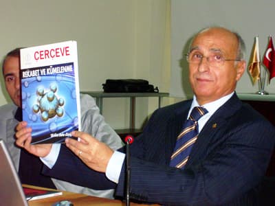 <p><font face="arial,helvetica,sans-serif" size="2">Saat 17.00&rsquo;de başlayacak ve saat 18.00&rsquo;e dek devam edecek olan H&uuml;lya S&uuml;r&uuml;c&uuml; ile Detay programında, M&Uuml;SİAD&rsquo;ın 2009 ekonomik raporu, H&uuml;k&uuml;met icraatlarının değerlendirilmesi, Adapazarı Şeker Fabrikası-Şeker Kotası meselesi, 3.Boğaz K&ouml;pr&uuml;s&uuml; g&uuml;zergahı ve Sakarya&rsquo;ya Teknoloji &Uuml;niversitesi kurulması projesi gibi &ouml;nemli konuların detayları ele alınacak.</font><font face="arial,helvetica,sans-serif" size="2">&nbsp;</font></p><p><font face="arial,helvetica,sans-serif" size="2">H&uuml;lya S&uuml;r&uuml;c&uuml; ile Detay Programını 92.1 frekansından ve h&uuml;rce.com internet adresinden canlı olarak dinleyebilirsiniz.</font><font face="arial,helvetica,sans-serif" size="2">&nbsp;</font></p><p><font face="arial,helvetica,sans-serif" size="2">Sakarya M&uuml;stakil Sanayici ve İşadamları Derneği Başkanı Necati Atalay&rsquo;a y&ouml;neltmek istediğiniz sorularınızı 0 264 278 80 03 nolu telefona yazdırabilirsiniz.</font></p>