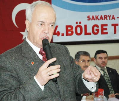 <font size="\&quot;2\&quot;"><font face="\&quot;arial,helvetica,sans-serif\&quot;"><font face="arial,helvetica,sans-serif"><font size="2"><strong>Kapatma Kararı &Ouml;nemlidir</strong><br /><br />Siyasi partileri milletin tasfiye etmesini arzu ettiklerini ifade eden Kazan, <font color="#003390">&quot;Venedik kriterlerine g&ouml;re Avrupa Konseyi\'ne dahil &uuml;yeler i&ccedil;inde herhangi bir &uuml;lkede siyasi partinin kapatılması i&ccedil;in partinin en azından şiddet yoluna başvurması gerekir. Bizim partilerimizin hi&ccedil;biri şiddet yoluna başvurmuş parti değildi. Bug&uuml;n bu kapatılma kararının zannediyorum Venedik Komisyonu\'nun bu kararına dayanılarak verilme ihtimali kuvvetle muhtemeldir. Arzu ediyoruz ki siyasi partiler tasfiye edilecekse bunları, tasfiye eden milletimiz olsun. B&ouml;ylece milli irade tam anlamıyla hakim olsun. B&ouml;yle bir kapatma kararına T&uuml;rkiye\'nin tam da a&ccedil;ılım konusunu g&ouml;r&uuml;şt&uuml;ğ&uuml; ve a&ccedil;ılım konusunda bir takım faaliyetlerin sergilendiği ortamda ger&ccedil;ekleşmiş olması elbette fevkalade &ouml;nemlidir&quot;</font> diye konuştu.</font></font>&nbsp;&nbsp;</font></font>