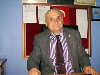 <font face="arial,helvetica,sans-serif"><font size="2">K&ouml;y halkından Mustafa Eryiğit &ldquo; Muhtarlık uğraştı, Pamukova M&uuml;ft&uuml;l&uuml;ğ&uuml; uğraştı, Pamukova Kaymakamlığı uğraştı ama camimizin onarımı i&ccedil;in hi&ccedil;bir sonu&ccedil; alamadık. Peki camimizin &uuml;st&uuml;m&uuml;ze yıkılmasını mı bekleyeceğiz. Kimse ilgilenmiyor &ldquo;dedi. &ldquo;Wc bile yapamıyoruz&rdquo; Paşalar K&ouml;y&uuml; halkından &Ouml;mer &Ouml;ks&uuml;zali ise K&ouml;ylerinde i&ccedil;me suyu sıkıntısı &ccedil;ektiklerini, caminin yıkılmak &uuml;zere olduğunu s&ouml;yleyerek &ldquo; Gelen misafirlerimizden utanıyoruz. Caminin tuvaleti bile yok yapamıyoruz izin verilmiyor. Koruma altındaymış. Kim koruyor ve bu nasıl koruma &ldquo; dedi.<br /><br />Tabiat ve K&uuml;lt&uuml;r Varlıklarını Koruma Kuruluna , teknik personel g&ouml;revlendirilmesi ve onarım yapılması konusunda yazı g&ouml;nderildiği bildirildi. Paşalar K&ouml;y&uuml; şimdi Camilerinin onarımının yapılması i&ccedil;in yetkililerden yardım bekliyor.</font><br /></font>