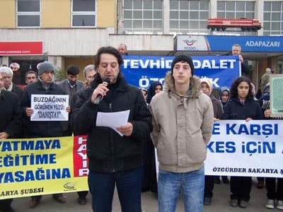 <p><font face="arial,helvetica,sans-serif" size="2">A&ccedil;ıklamanın ilerleyen b&ouml;l&uuml;m&uuml;nde neye ve kime hizmet ettikleri, i&ccedil;ki reklamlarındaki kısıtlamalarla ilgili tebliğin h&uuml;k&uuml;mlerindeki y&uuml;r&uuml;tmeyi durdurma kararı ile bir kez daha ortaya serilen Danıştay&rsquo;ın, İstanbul Barosunun başvurusu &uuml;zerine yapmış olduğu, Y&Ouml;K&rsquo;&uuml;n katsayı adaletsizliğini kaldıran kararında y&uuml;r&uuml;tmeyi durdurmasına ve daha sonra Y&Ouml;K&rsquo;&uuml;n buna yapmış olduğu itirazı reddetmesine dikkat &ccedil;ekilerek; bu kararın kabul edilemez olduğu, toplumsal olarak bu adaletsizliğe karşı koymanın ertelenemez bir sorumluluk olduğu ifade edildi. </font></p><p><font face="arial,helvetica,sans-serif" size="2">Son b&ouml;l&uuml;mlerinde Tokat&rsquo;ta yapılan ve t&uuml;m halkı yasa boğan, halkın huzuruna ve barışa karşı yapılmış saldırıya ve ardından d&uuml;n sonu&ccedil;lanan DTP&rsquo;nin kapatılma kararına dikkat &ccedil;ekilen a&ccedil;ıklama, şu vurgularla son buldu: &ldquo;M&uuml;barek Kitabımız Kur&rsquo;an-ı Kerim&rsquo;de buyrulduğu gibi M&uuml;sl&uuml;manlar ancak kardeştirler. Kardeşliğin pekişmesi de yine Allah&rsquo;ın ipine sımsıkı sarılmakla ancak m&uuml;mk&uuml;n olabilecek bir şeydir. Allah&rsquo;ın ipine sarılmak M&uuml;sl&uuml;manların basiretlerini artırır, daha g&uuml;&ccedil;l&uuml; kılar ve ayakları yere daha sağlam basar. Allah&rsquo;ın ipine sarılmak, Tevhide ve Adalete dayalı onurlu bir m&uuml;cadelenin vazge&ccedil;ilemez unsurlarındandır. Allah&rsquo;ın ipine sarılmak; Ece Nur&rsquo;a sahip &ccedil;ıkmak, Danıştay&rsquo;ın baskılarına boyun eğmemek, her t&uuml;rl&uuml; baskı dayatma ve sindirme girişimlerine g&ouml;ğ&uuml;s germek demektir. Allah&rsquo;ın ipine sarılmak &ouml;zg&uuml;rl&uuml;k bah&ccedil;esine a&ccedil;ılan kapıdır.&rdquo;</font></p>