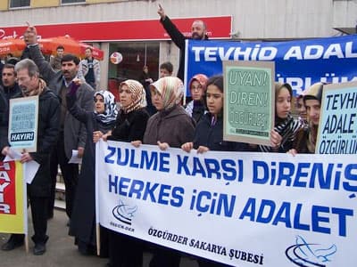 <font face="arial,helvetica,sans-serif" size="2">Basın a&ccedil;ıklamasında &ldquo;<font color="#000080">Tevhid Adalet &Ouml;zg&uuml;rl&uuml;k&rdquo;, &ldquo;Zulme Karşı Direniş; Herkes İ&ccedil;in Adalet&rdquo; ve &ldquo;Ulus&ccedil;u Dayatmaya, Kışla Tipi Eğitime, Baş&ouml;rt&uuml;s&uuml; Yasağına HAYIR!&rdquo; pankartları a&ccedil;an katılımcılar, a&ccedil;ıklama boyunca &ldquo;Danıştay; Halkın İradesini &ldquo;Kafes&rdquo;leyemez !&rdquo;, &ldquo;Katsayı Zulm&uuml;ne Baş&ouml;rt&uuml;s&uuml; Yasağına HAYIR!&rdquo;, &ldquo;Brifingli Yargının Kararını Tanımıyoruz; Katsayı Zulm&uuml;ne HAYIR!&rdquo;, &ldquo;Baş&ouml;rt&uuml;s&uuml; A&ccedil;ılımı: Ya İkna, Ya S&uuml;rg&uuml;n&rdquo;, &ldquo;İnancına, &Ouml;rt&uuml;ne, Kimliğine Sahip &Ccedil;ık! &rdquo;, &ldquo;Ece Nur&rsquo;a Sahip &Ccedil;ık!&rdquo; ve &ldquo;Buzdağının G&ouml;r&uuml;nen Y&uuml;z&uuml;: Danıştay&rdquo; vb. d&ouml;vizler taşıdılar. A&ccedil;ıklamada &ldquo;Direne Direne Kazanacağız&rdquo;, &ldquo;Danıştay Halkı Kafesleyemez&rdquo; ve &ldquo;İnancına &Ouml;rt&uuml;ne Ece Nur&rsquo;a Sahip &Ccedil;ık</font>&rdquo; sloganları atıldı.</font>
