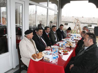 <font face="arial,helvetica,sans-serif" size="2">Tesisin a&ccedil;ılışında konuşan Sakarya Milletvekili Recep Yıldırım &quot; <strong>B&ouml;yle tesisler il&ccedil;emizi daha da g&uuml;zelleştiriyor. Herkesi İl&ccedil;emize ve beldemize yatırım yapmaya &ccedil;ağırıyoruz&quot;</strong> dedi.<br /><br />Tesis sahibi Mehmet Bahadır da Akyazı, Kuzuluk ve İhlas Kaplıca Evleri i&ccedil;in &ouml;zel servislerinin bulunduğu &ouml;zel g&uuml;n ve organizasyonlara a&ccedil;ık olduklarını ifade ederek tesis hakkında bilgi verdi. Bahadır konuşmasında &quot;<strong> İstanbul'da yoğun iş stresi altından kalıyoruz İstanbul beni &ccedil;ok yorduğu i&ccedil;in, İstanbul dışında yatırım yapmak istedim. Bu cennet beldeyi se&ccedil;tim. Sadece tesis değil, aile olarak da Kuzuluk'ta yaşamaya karar verdim. 1 aydır yoğun şekilde tesise yatırım yapıyorum. Bu İl&ccedil;enin daha g&uuml;zel yatırımları hak ettiğini d&uuml;ş&uuml;n&uuml;yorum</strong>&quot; dedi.<br /><br />Kaptan Cafe adı altında modernize edilen tesis'te, mangalda kendin pişir, kendin ye, canlı alabalık, b&ouml;lgede az bulunan bıldırcın, Kuzu tandır, sa&ccedil; kavurmanın yanı sıra nargile, ilave olarak fasıl ile canlı m&uuml;zik yer alıyor.<br /></font>