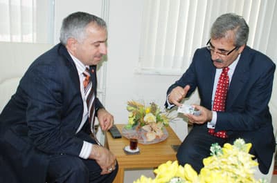 <p><font face="arial,helvetica,sans-serif" size="2"><strong>PARMAK İZİ</strong></font></p><p><font face="arial,helvetica,sans-serif" size="2">Vatandaşlık kartı ile sağlanan hizmetlerde, hizmetin &ouml;zelliğine g&ouml;re farklı g&uuml;venlik seviyelerinde kimlik doğrulama y&ouml;ntemleri (şifre, fotoğraf, biyometrik veri) kullanılabileceğini belirten Reis Demir;<font color="#333399"> &ldquo;Biyometrik kimlik doğrulama y&ouml;ntemi olarak parmak izi eşleştirmesi kullanılacak. Parmak izi verisi sadece kartın &uuml;zerinde bulunacak, merkezi herhangi bir veritabanında tutulmayacak. Kart hi&ccedil;bir dış tahribata maruz kalmayacak. Gizli ışınların i&ccedil;erdiği kartın sahtesi kesinlikle m&uuml;mk&uuml;n olmayacak&rdquo;</font> dedi.</font></p>