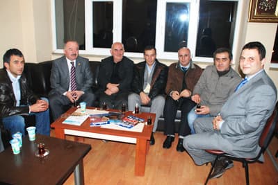 <p><font face="arial,helvetica,sans-serif" size="2"><strong>EĞİTİME DESTEK</strong></font></p><p><font face="arial,helvetica,sans-serif" size="2">Sakarya &Uuml;lk&uuml; Ocakları&rsquo;nın Sakarya &Uuml;niversitesi i&ccedil;erisinde &ouml;ğrencilerinin sorunları ile yakından ilgilendiğini ifade eden Sakarya &Uuml;niversitesi &Ouml;ğrenci Konseyi Başkanı Mahmut &Ccedil;etgin;<font color="#333399"> &ldquo;Sağduyulu ve geniş kapsamlı grup olan Sakarya &Uuml;lk&uuml; Ocakları&rsquo;nın eğitime vermiş olduğu destek ve yakından g&ouml;stermiş olduğu sağduyusundan dolayı Ocak Başkanımız sayın Zafer Tanrıverdi ve y&ouml;netimine teşekk&uuml;r ediyor ve başarılarının devamını diliyoruz&rdquo;</font> dedi.</font></p>
