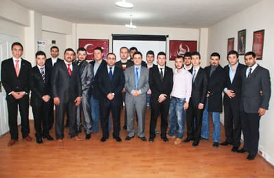 <p><font face="arial,helvetica,sans-serif" size="2"><strong>BİRLİK VE BEREBERLİK</strong></font></p><p><font face="arial,helvetica,sans-serif" size="2">&Uuml;lkenin kangren ve sıkıntılı bir s&uuml;re&ccedil;ten ge&ccedil;tiğini dile getiren Sakarya &Uuml;lk&uuml; Ocakları İl Başkanı Zafer Tanrıverdi ise konuşmasında; <font color="#333399">&ldquo;&Uuml;lkenin sağduyuya, birliğe ve kardeşliğe ihtiyacı olduğu şu g&uuml;nlerde, herkez b&uuml;t&uuml;nleştirici ve toplayıcı bir tavır sergilemelidir. Kimse, sokak &ccedil;atışmalarına girmemeli ve gayyana gelmemelidir. Bu vesileyle, bizi ziyaret eden Sakarya &Uuml;niversitesi &Ouml;ğrenci Konseyi&rsquo;ne teşekk&uuml;r eder, başarılı &ccedil;alışmaların devamını dileriz&rdquo;</font> dedi.</font></p>