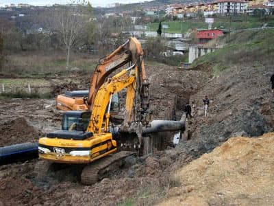 <p><font face="arial,helvetica,sans-serif" size="2"><font color="#000000">D&uuml;ş&uuml;k kotlu b&ouml;lgelerde her kış mevsiminde yaşanan kanalizasyon taşmaları ve pis koku sorununun &ccedil;&ouml;z&uuml;leceğini belirten To&ccedil;oğlu,</font> <font color="#333399">&quot;Mevcut terfi merkezi devre dışı kalacak. Dolayısıyla terfi merkezinin işletilmesi ve işletme giderleri sona erecek. Uzun yıllar hizmet vermiş ve &ouml;mr&uuml;n&uuml; tamamlama aşamasına gelmiş beton kolekt&ouml;r hattı ve bacaları yenilenmiş olacak.&quot;</font> </font><font face="arial,helvetica,sans-serif" size="2">ADASU Genel M&uuml;d&uuml;r&uuml; Keleş ise projenin toplam maliyetinin 1 milyon 378 bin lira olduğunu s&ouml;yledi.<br /></font></p>