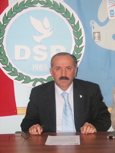 <font face="Arial" size="2">Sakarya milletvekillerini g&ouml;reve davet eden Eker<font color="#333399">, &ldquo;Sakarya milletvekillerinin yapmış olduğu a&ccedil;ıklamalar, sadece toplumun gazını almaktan &ouml;teye gitmeyen s&ouml;ylemler<strong>. Milletvekilleri şunu diyebiliyorlar mı? Şeker &uuml;st kurulunun başında eski bir bakanın kardeşi var, biz bunu aşamıyoruz. Milletvekillerine soruyorum? Bizim i&ccedil;in Konya Şeker Fabrikası mı &ouml;nemli? Adapazarı Şeker Fabrikası mı?</strong> Eğer Konya Şeker Fabrikası diyorlarsa onlara s&ouml;yleyecek bir lafımız kalmamaktadır. Milletvekilleri s&ouml;ylemlerden vazge&ccedil;ip, derhal eyleme ge&ccedil;meli. Adapazarı Şeker Fabrikası A.Ş' nin kota meselesini &ccedil;&ouml;zmelidirler. Aksi taktirde bu koşullarda zaten can &ccedil;ekişen &uuml;lke ve Sakarya ekonomisine b&uuml;y&uuml;k bir darbe vurulmuş olacaktır. Şeker &uuml;st kurulu tarafından &uuml;retim kotasının d&uuml;ş&uuml;r&uuml;lmesi kararı bir an &ouml;nce d&uuml;zeltilmelidir. DSP olarak Adapazarı Şeker Fabrikasının bu haklı talebinin arkasındayız ve destekliyoruz&rdquo;</font> diye konuştu.</font>