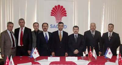 <p><font face="arial,helvetica,sans-serif" size="2">Adapazarı Belediye Başkanı Dişli ise ziyaretten duyduğu memnuniyeti dile getirerek &ouml;zlenen tablonun bu kardeşlik havası olduğunu kaydetti. Adapazarı hakkında heyete geniş bilgi veren Dişli, ziyaretlerin s&uuml;rmesi gerektiğini vurguladı. Dişli, belediye olarak G&uuml;ney Doğu Anadolu'dan gelen &ouml;ğrencilere de destekte bulunduklarını belirtti.</font></p><p><font face="arial,helvetica,sans-serif" size="2">Babaoğlu, belediyenin ardından SAGİAD'ı ziyaret etti. SAGİAD Başkan Yardımcısı Erdoğan &Ouml;ner, Babaoğlu'na ziyaretten dolayı teşekk&uuml;r ederek her konuda da MARİAD ile işbirliği i&ccedil;erisinde olacaklarını s&ouml;yledi. &Ouml;zellikle Suriye'ye ile ticari ilişkilerde Mardin'in b&uuml;y&uuml;k &ouml;neme sahip olduğununun altını &ccedil;izen &Ouml;ner, &quot;Bu konuda MARİAD'ın birikiminden yararlanacağız. Her konuda işbirliği yapmaya hazırız. Biz G&uuml;neydoğu Anadolu B&ouml;lgesi'nden okumak i&ccedil;in Sakarya &Uuml;niversitesi'ne gelen &ouml;ğrencilere de burs desteği veriyoruz. Doğunun kalkınması hem ticaret hem de eğitimle olur.&quot; şeklinde konuştu.</font></p>